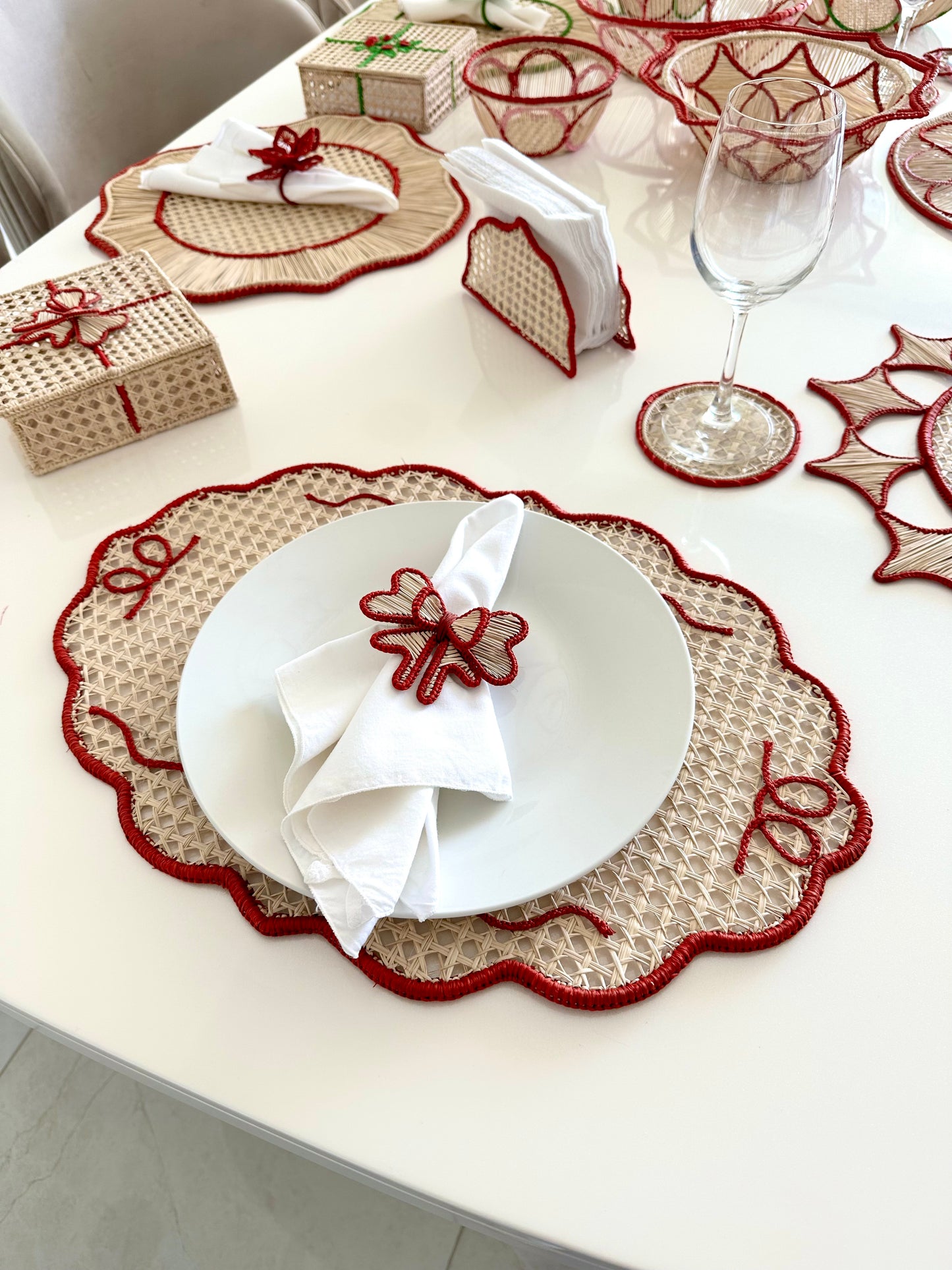 Bow Scalloped Iraca Placemat