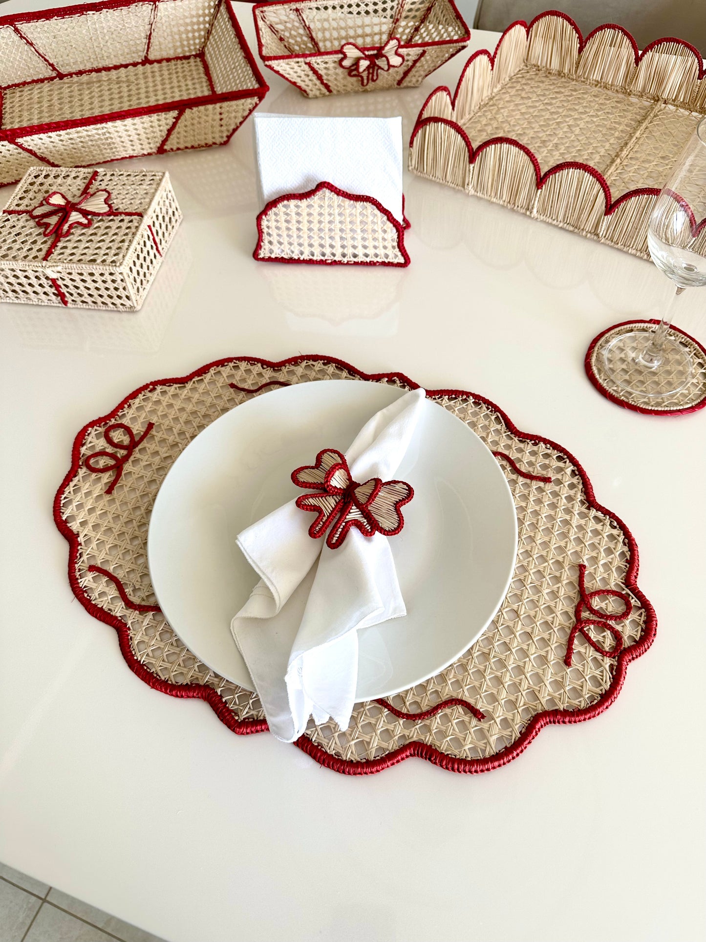 Bow Scalloped Iraca Placemat